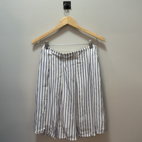 NWT! J.Crew Pleated skirt in striped crepe de chine. Item CA735. Size 2 - Picture 2 of 4